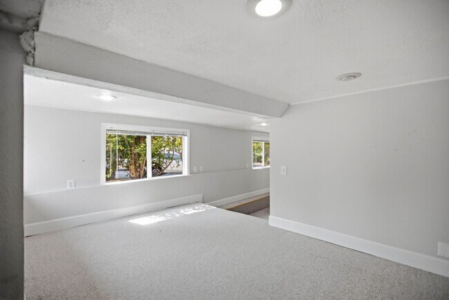 Building Photo - Steps from Green Lake ,6 bed 3 bath home with 2 kitchens and 2 laundry rooms.