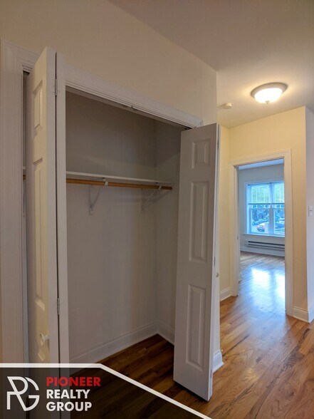 Building Photo - 955 W Cornelia Ave