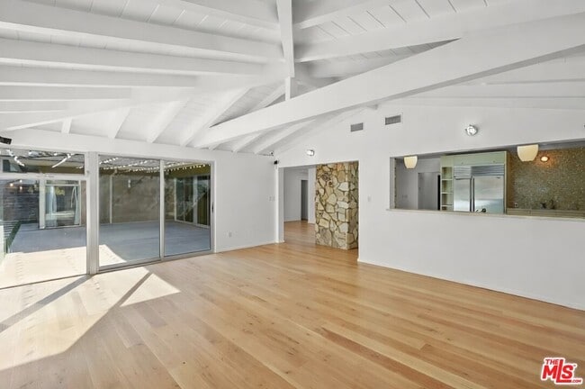 Building Photo - 1700 San Ysidro Dr