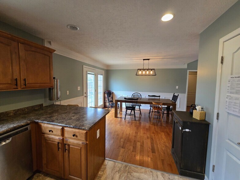 Building Photo - 594 Mountain View Dr