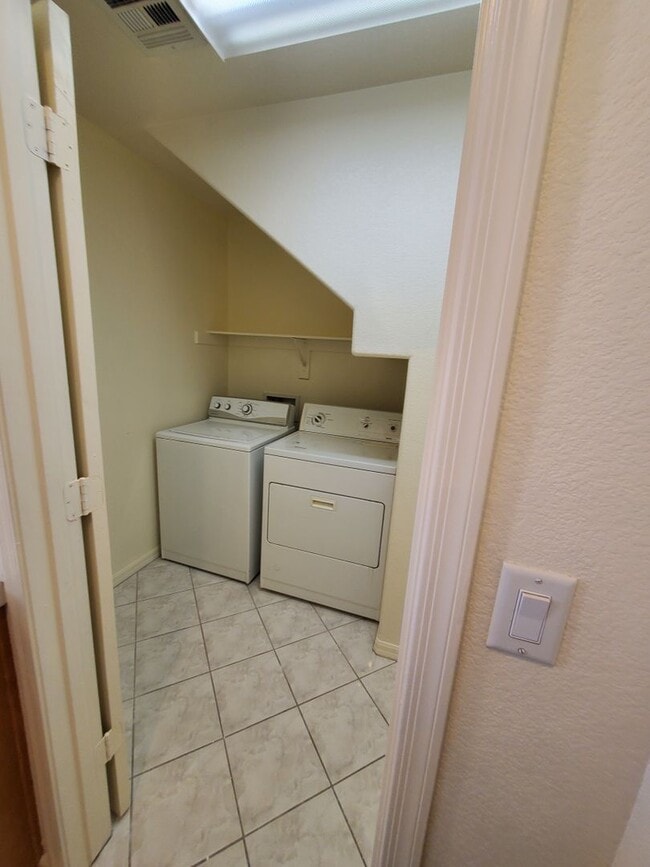 Building Photo - Summerlin 3/2.5 with huge loft