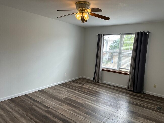 Building Photo - Beautiful 4Bedroom 2.5 bath 2 Car Garage I...