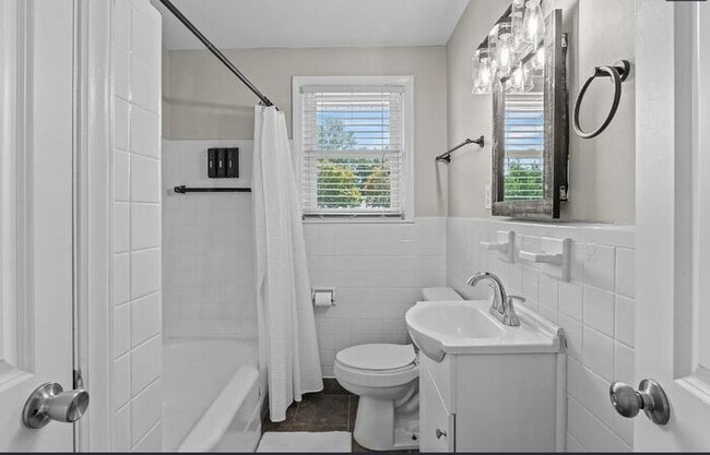 Building Photo - Furnished Mid Term Rental