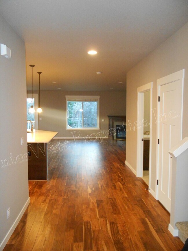 Building Photo - 3+ BED 2.5BA TIGARD HOME WITH DEN, SOAKER ...
