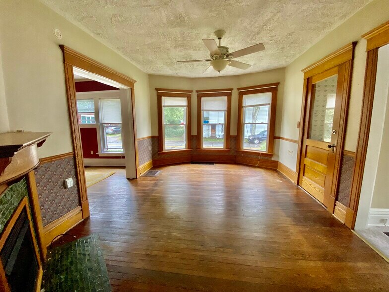 Building Photo - 1063 W 8th St