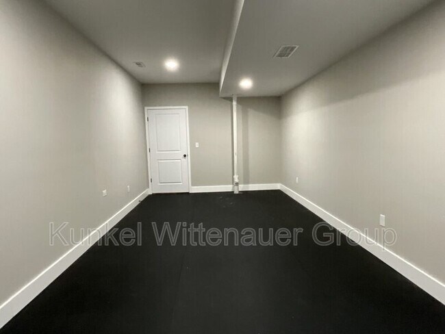 Building Photo - 1212 Hickory Point Dr