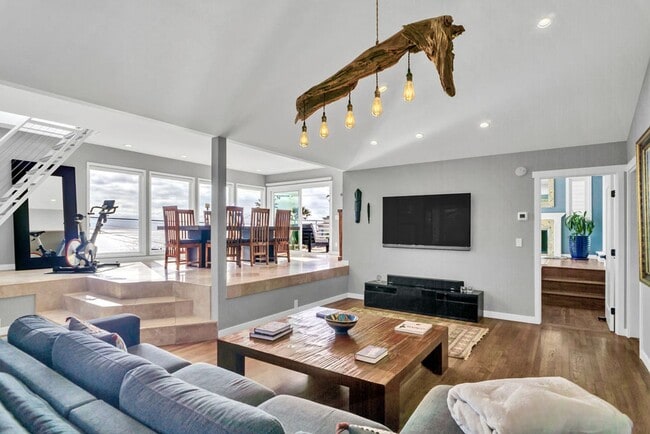 Building Photo - Gorgeous ocean view home at Windansea Beach!