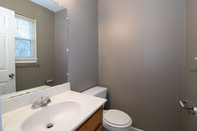 Building Photo - 924 Van Buren Ave