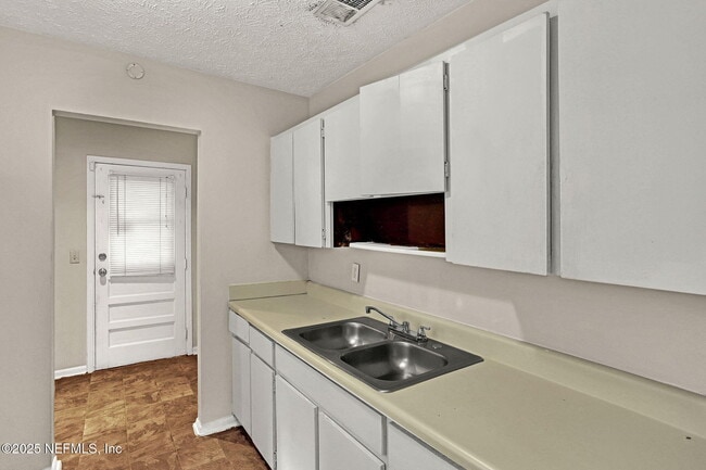 Building Photo - 7063 Wonderland Ct