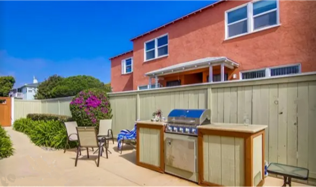 Building Photo - FIRST MONTH FREE! 2-Bedroom Apartment in the Heart of Pacific Beach – Walk to the Ocean!