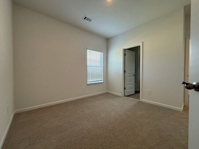 Building Photo - MOVE IN SPECIAL