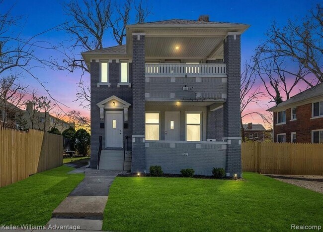 Building Photo - 1975 Gladstone St