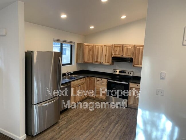 Building Photo - 416 Maple Dr