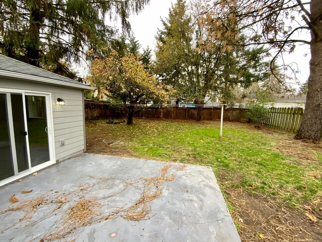 Building Photo - Beautifully Updated 3 Bedroom, 1 Bath Hous...