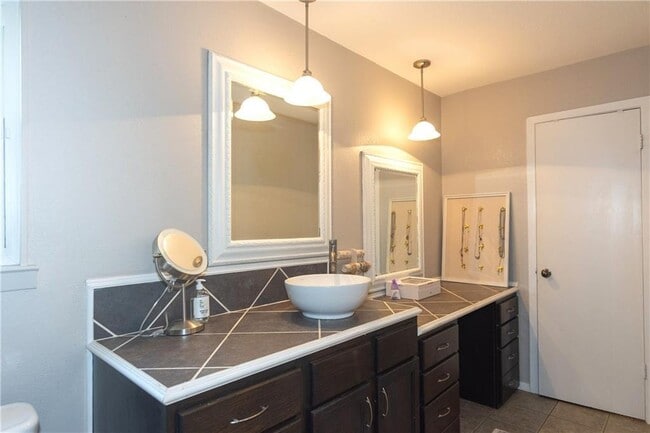 Building Photo - 4802 Summerset Trail