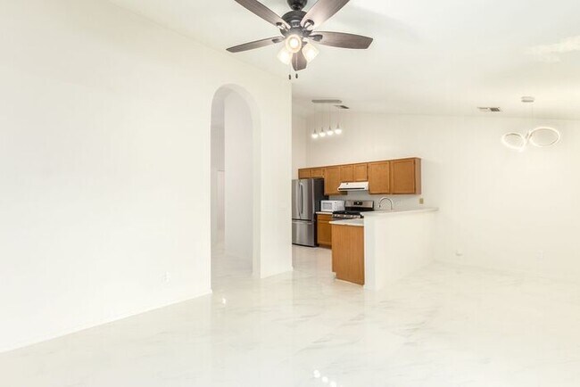 Building Photo - 1225 E Artesian Way