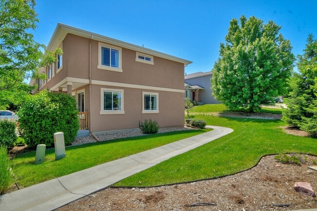 Building Photo - Updated end-unit townhouse for rent!