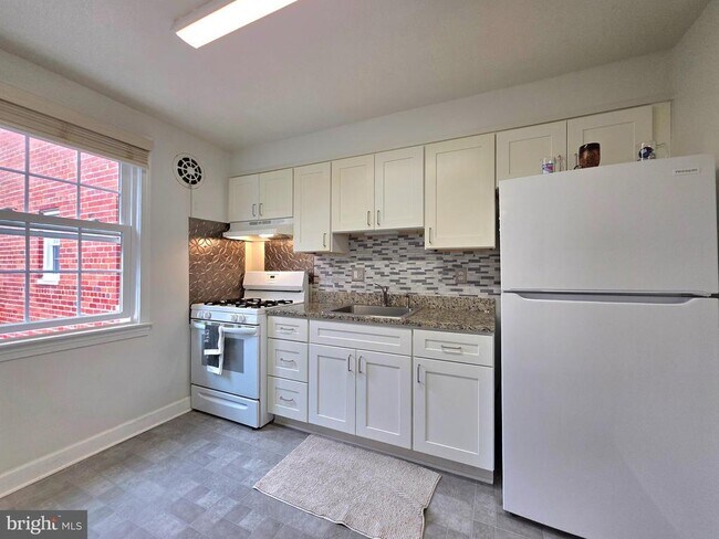 Building Photo - 6620 Boulevard View