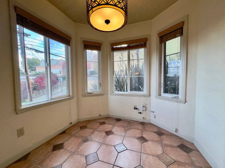 Building Photo - 645 Jean St