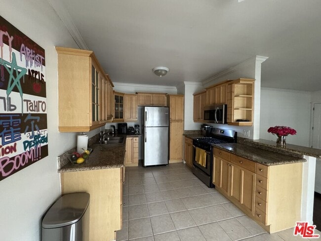 Building Photo - 563 E Hazel St