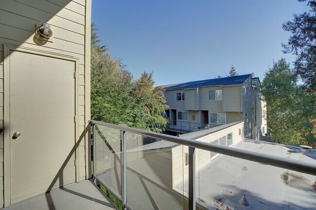 Building Photo - 1Bd/1Ba Mercer Island Condo
