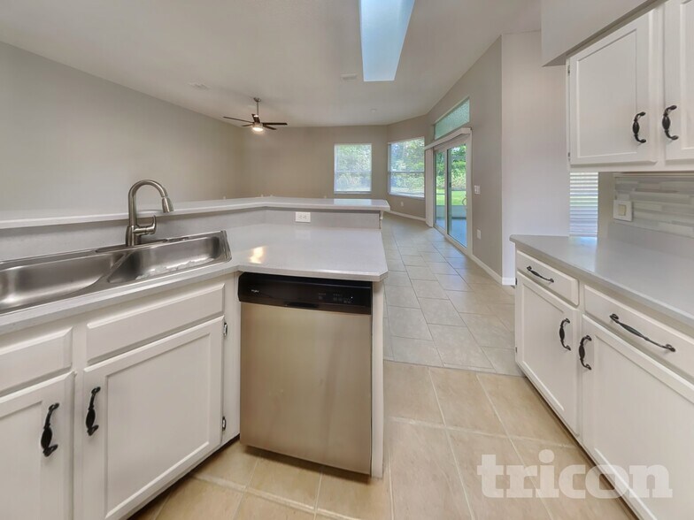 Building Photo - 250 Parkview Dr