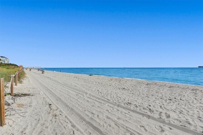 Building Photo - 2555 Collins Ave