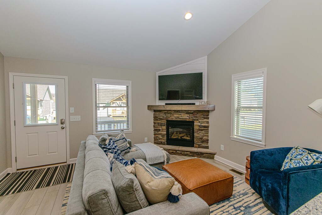 gas fire place - 586 Townhomes Pl