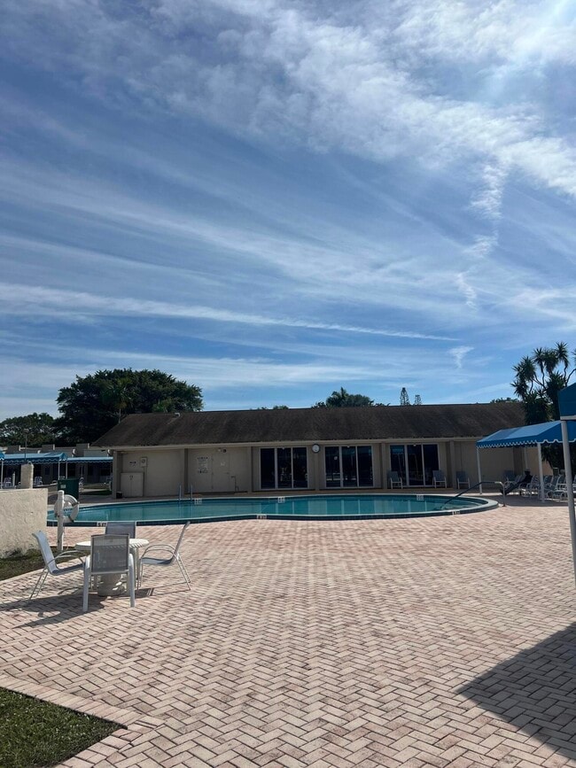 Building Photo - 504 Davis Rd