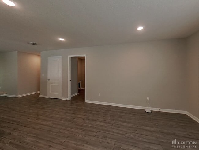Building Photo - 77038 Crosscut Wy