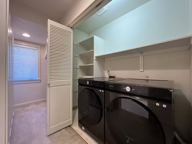 Building Photo - Incredible Forrest Park Townhome!! 2 bedroom, 2 bath, HUGE attached Garage!