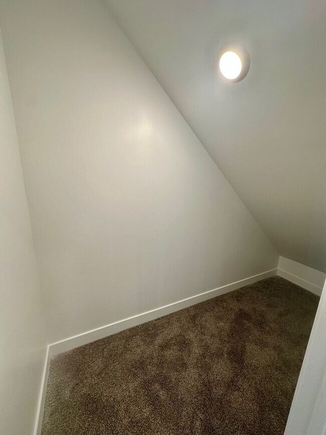 Building Photo - BRAND NEW Long Valley Home