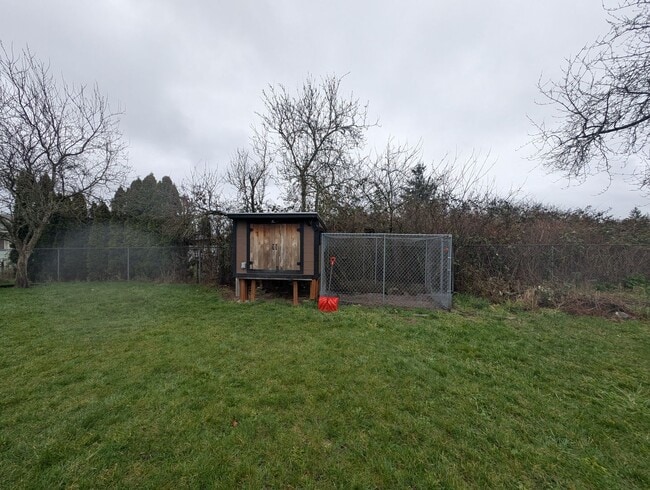 Building Photo - Refreshed 3 Bedroom in Tacoma - HUGE Fenced Yard & Outdoor Space. Available Now!