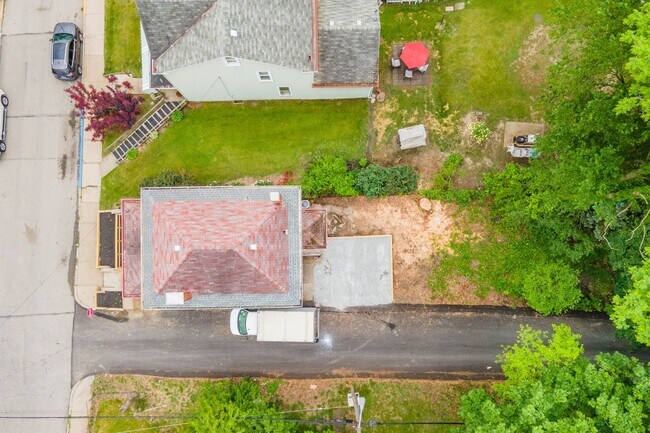 Building Photo - SCORE 1ST MONTH'S RENT FREE IF SIGNED BY AUGUST 7! Spectacular 3 bedroom home in Carrick availabl...