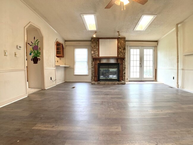 Building Photo - 2551 Farm Cir