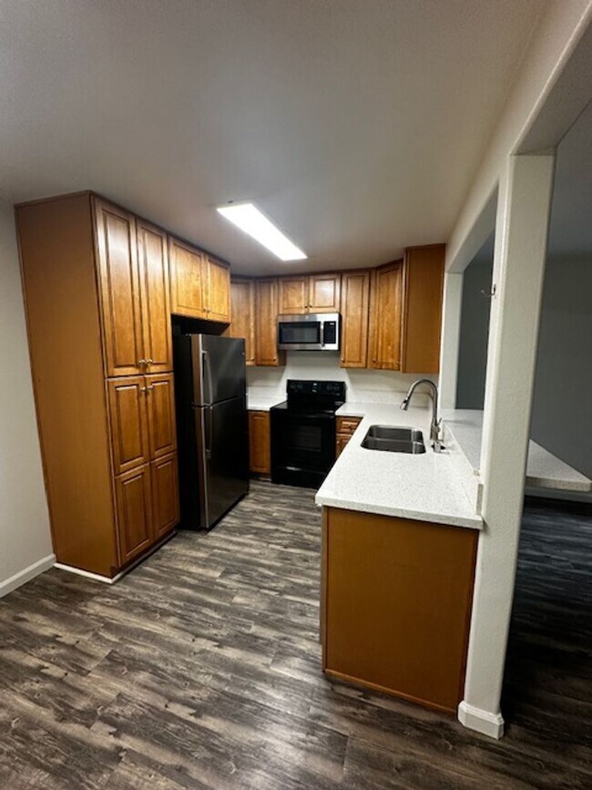 Building Photo - Charming Condo 3+2