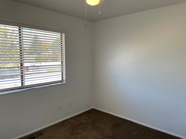 Building Photo - 1586 E Ventnor Ave