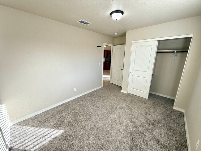 Building Photo - Great 4 Bedroom Home with Drive Through Side Gate!