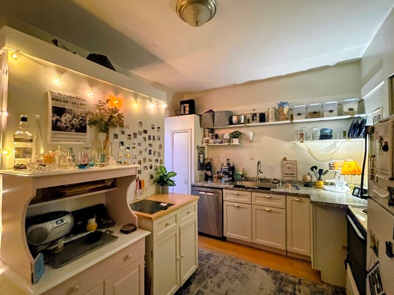 Building Photo - 2206 E Locust St