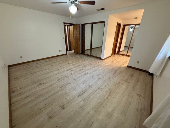 Building Photo - Golf Course- On The Mesa 3 Bedrooms, 2 Bathrooms, New Paint,
