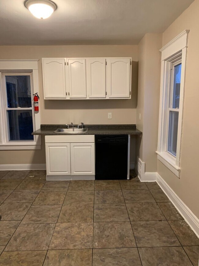 Building Photo - 168 Downs St