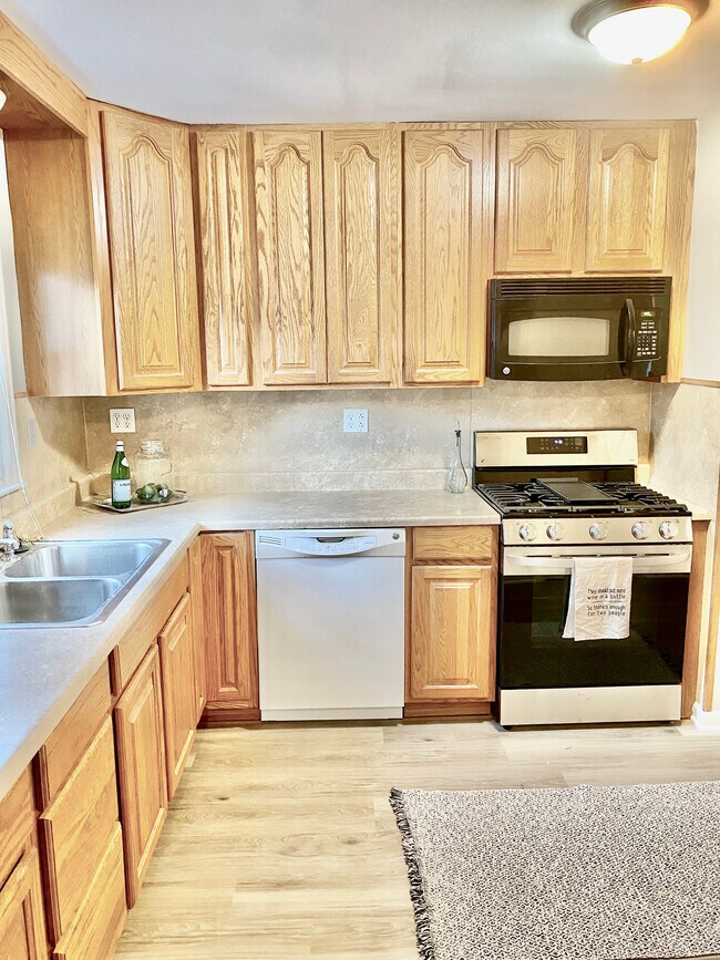Modern kitchen - 5223 Ralston Ave
