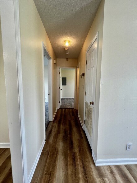 Building Photo - "Charming 2-Bedroom Retreat with 912 Sq Ft of Cozy Living in Oak Grove!"