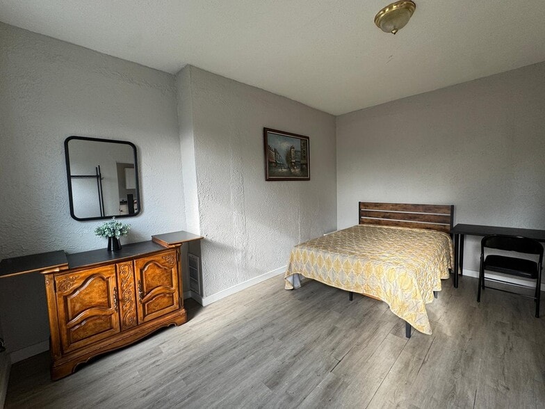 Room 2 - 1514 Fallowfield Ave