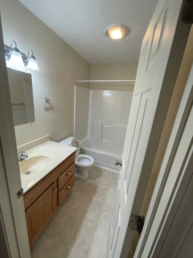 Building Photo - Spacious 3 bedroom, 2.5 bathroom Duplex