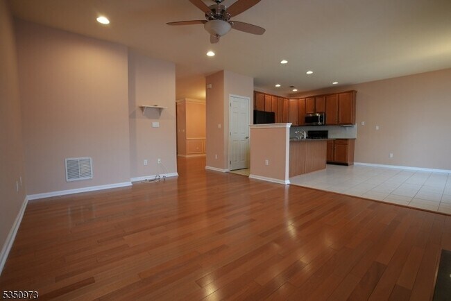 Building Photo - 220 Patriot Hill Dr
