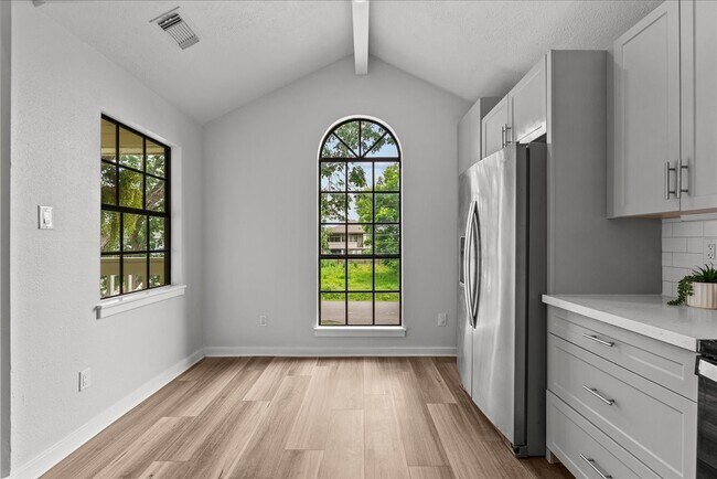 Building Photo - 310 Lakeside Dr