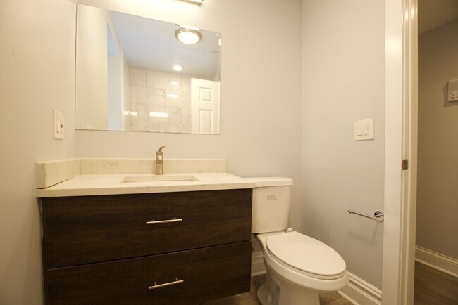 Building Photo - 2647 N Sacramento Ave