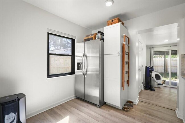 Building Photo - 3506 Claridge Rd E