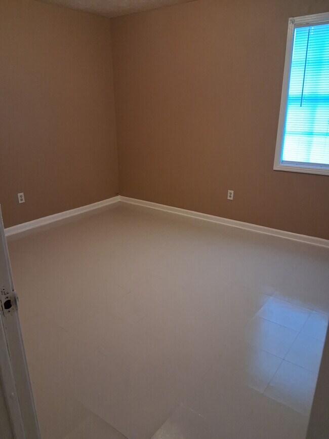 Building Photo - 457 Otis Dr